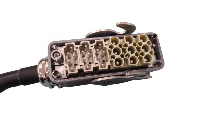 Kabelanschluss mit mehreren Pins für KUKA KR20 Roboter, sichtbar von oben.