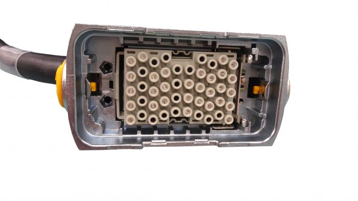 Kabelanschluss mit mehreren Pins für KUKA KR20 Roboteranwendung.