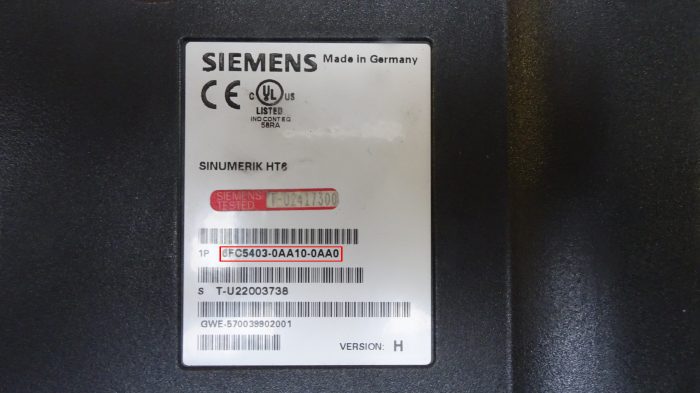 Produktcode und technische Informationen auf einem Siemens Sinumerik HT6 Gerät.